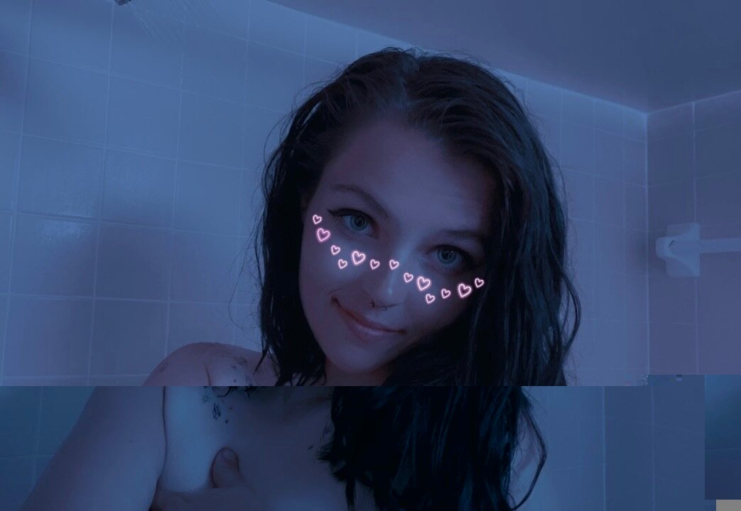Sneakyviolet (@sneakyviolet), OnlyFans creator