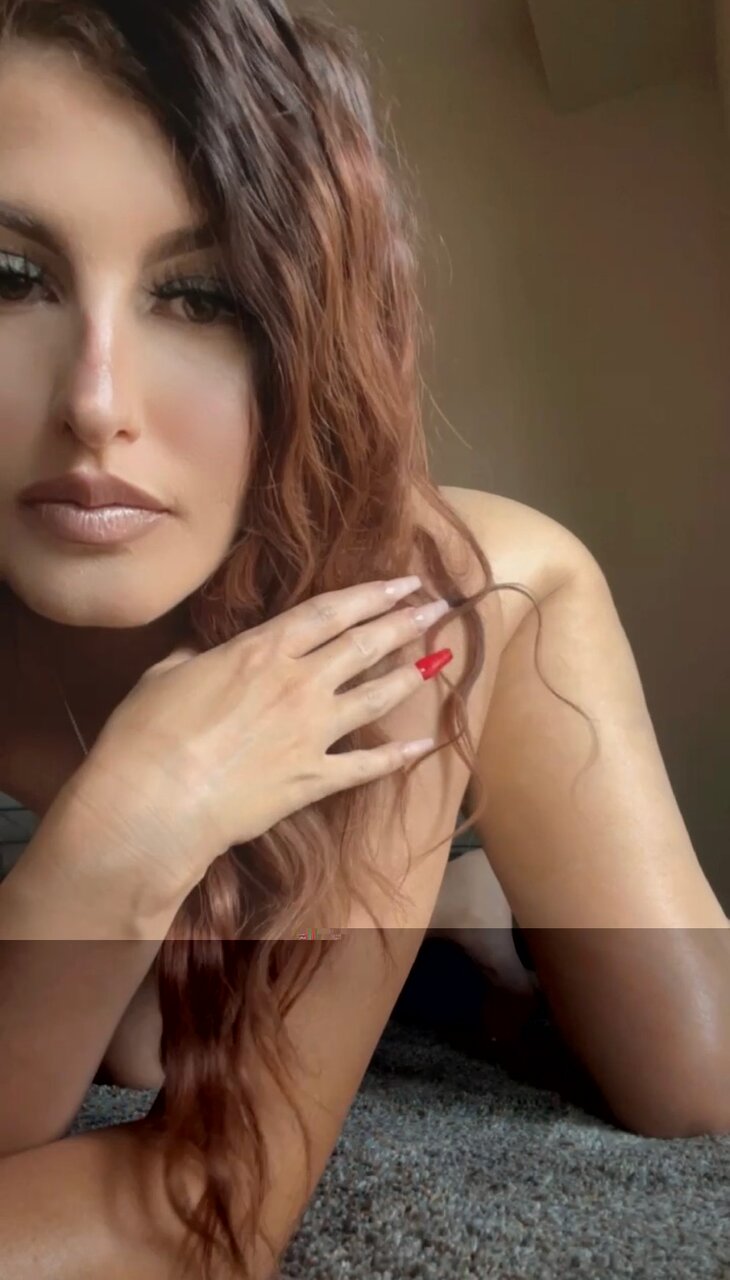 Snowmoneyxo (@snowmoneyxo), OnlyFans creator