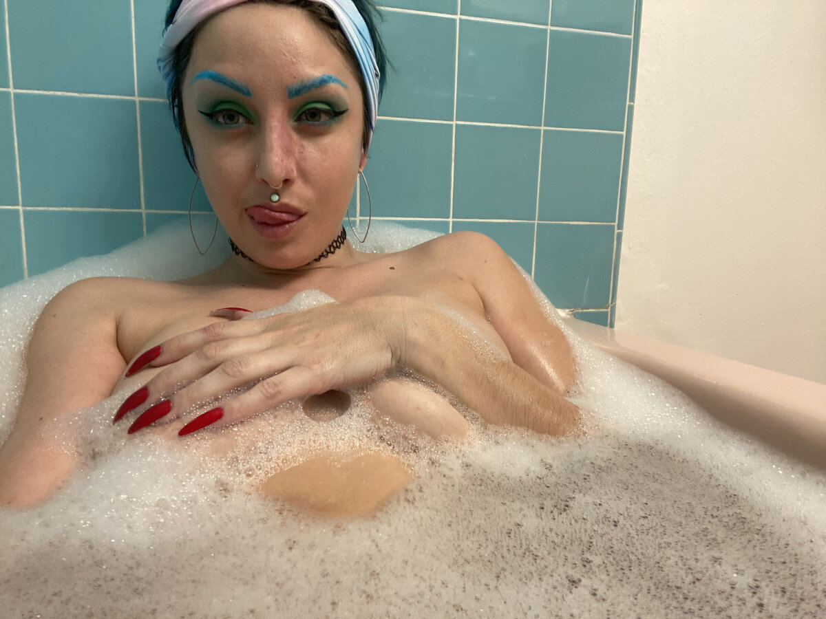 Spoopbee (@spoopbee), OnlyFans creator