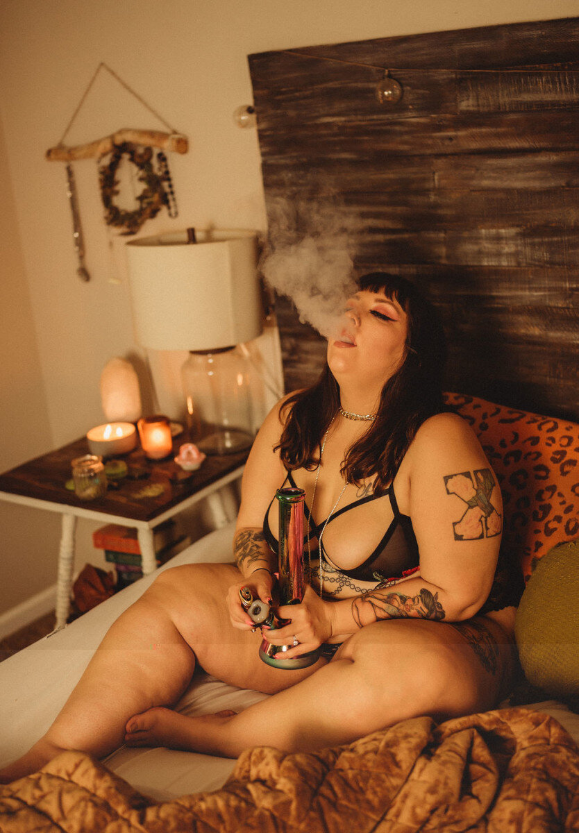 Stonerfemme (@stonerfemme), OnlyFans creator