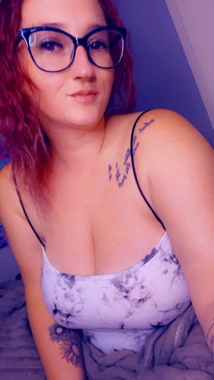 Stonermomof3 (@stonermomof3), OnlyFans creator