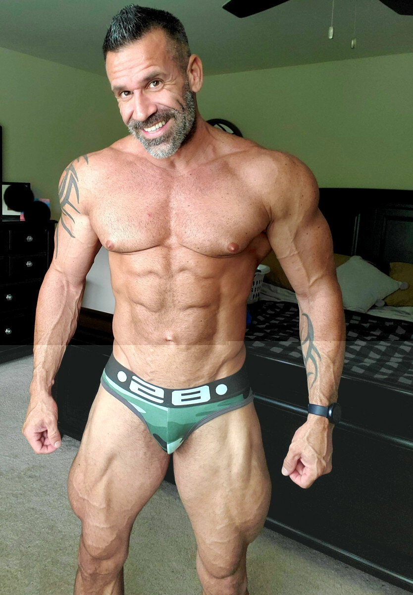 Straightmuscleandmore (@straightmuscleandmore), OnlyFans creator