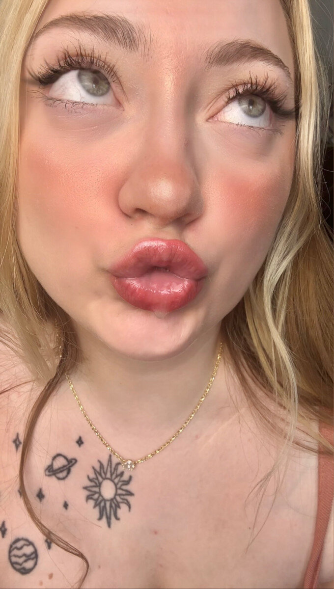 Strawberrykween (@strawberrykween), OnlyFans creator