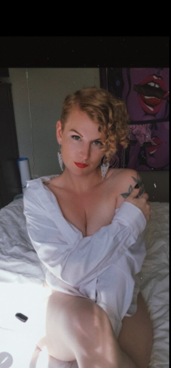 Strwberriebbxxx (@strwberriebbxxx), OnlyFans creator