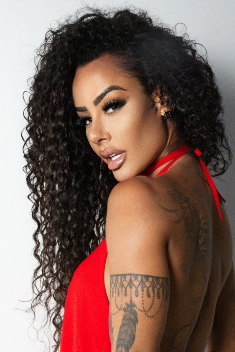 Sue Môura (@suemoura), OnlyFans creator