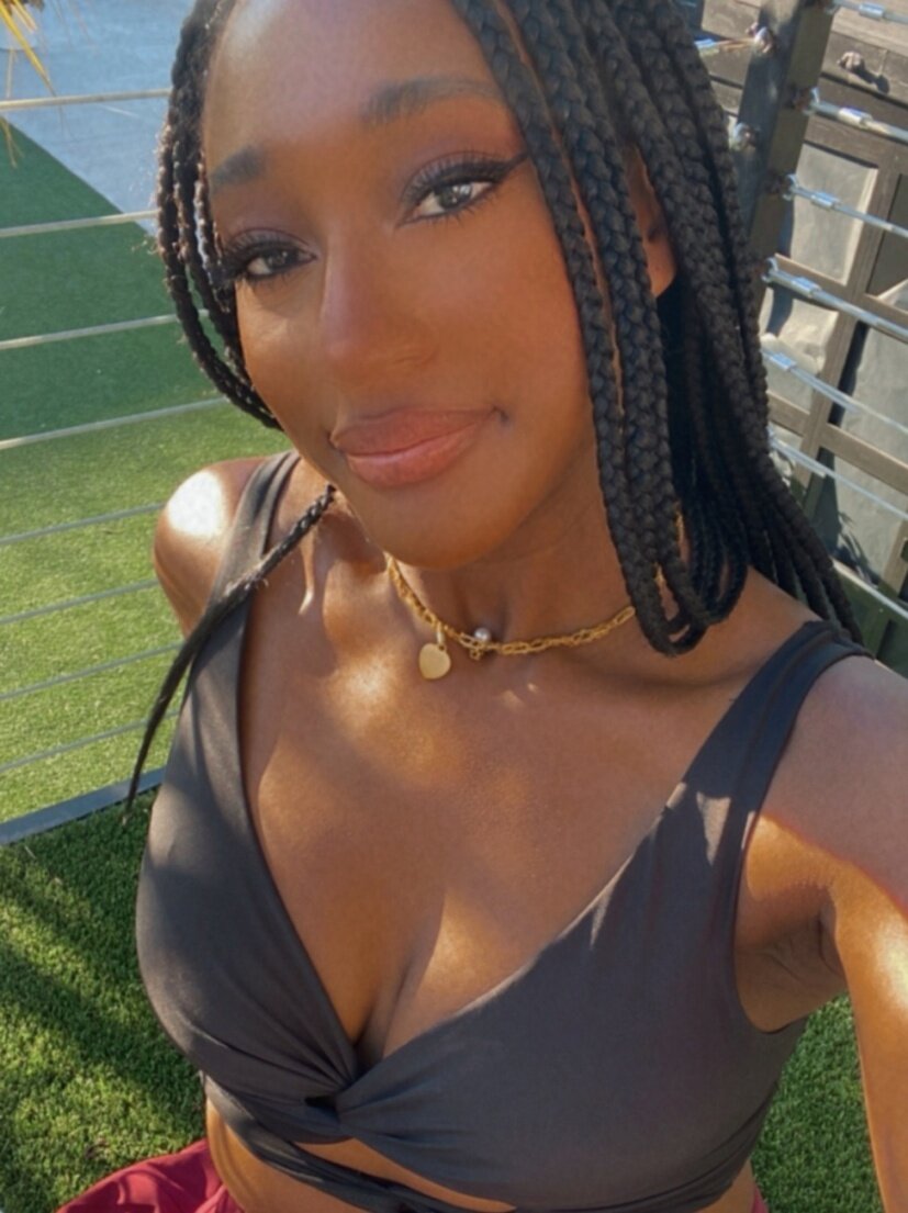 Sunflowersandgoldenhour (@sunflowersandgoldenhour), OnlyFans creator