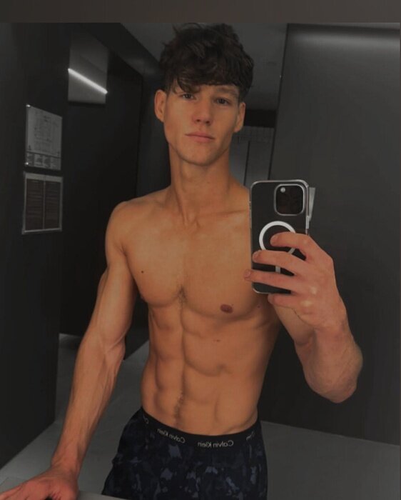 Surferboyyy (@surferboyyy), OnlyFans creator