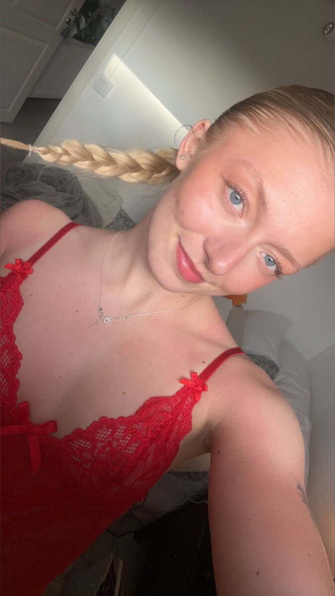 Swedishblondie04 (@swedishblondie04), OnlyFans creator