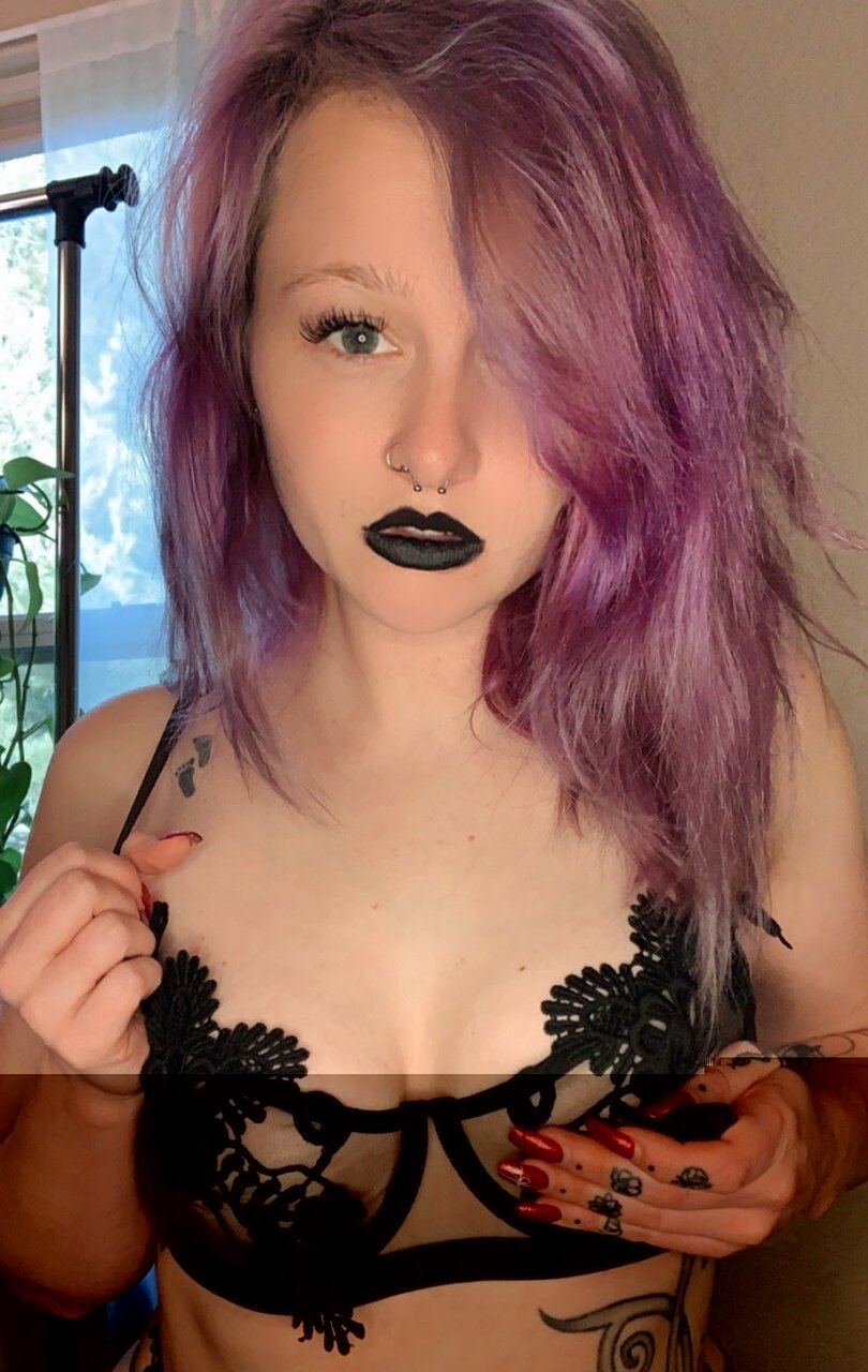 Sweetcarolineee (@sweetcarolineee), OnlyFans creator