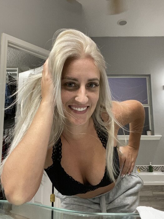 Sxyblndmommlif (@sxyblndmom-mlif), OnlyFans creator