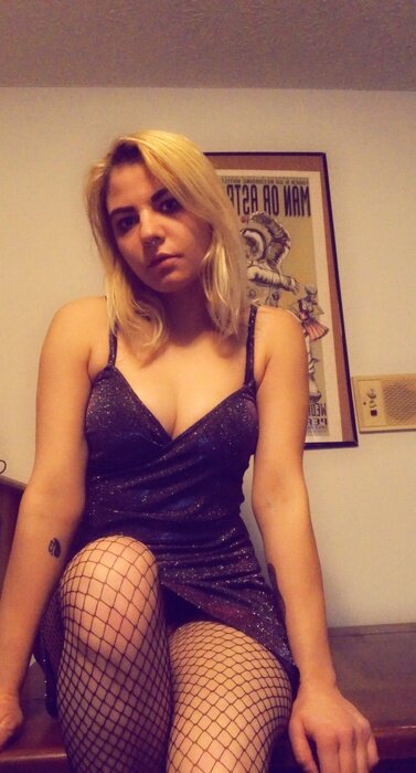 Syren (@syrenraye), OnlyFans creator