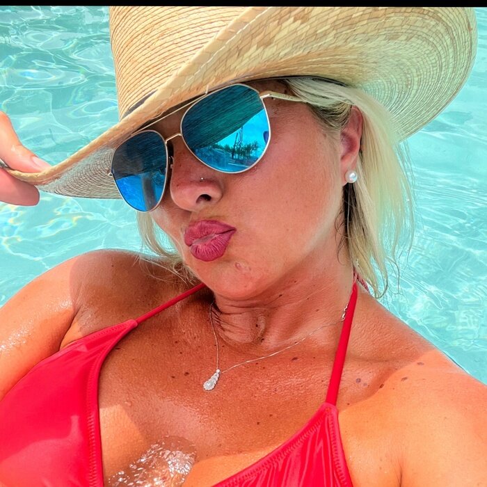 Tanningkrissi094325 (@tanningkrissi094325), OnlyFans creator