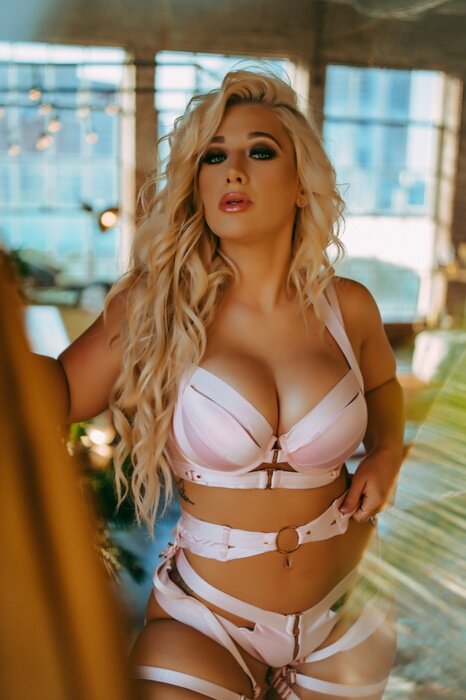 Jess (@theblondaejess), OnlyFans creator