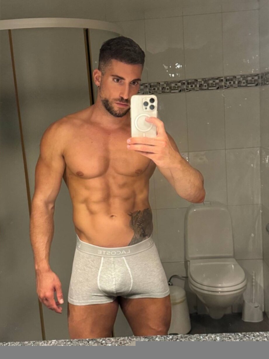 Theleodomenico (@theleodomenico), OnlyFans creator