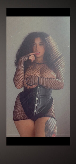 Theylovesomearie (@theylovesomearie), OnlyFans creator