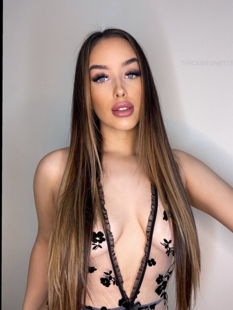 Thickbrunettefree (@thickbrunettefree), OnlyFans creator