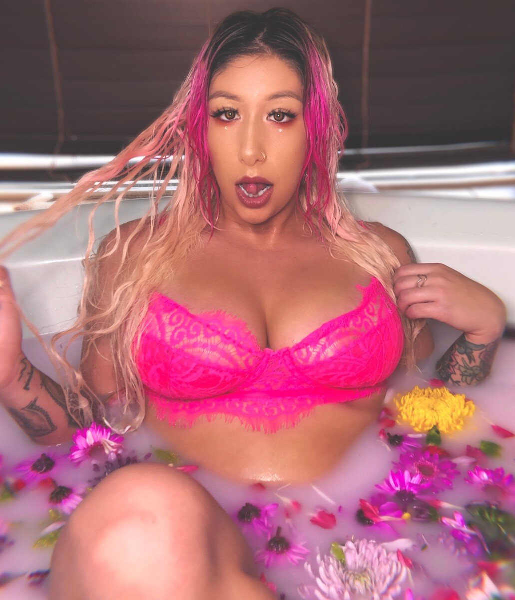 Thislittylayna (@thislittylayna), OnlyFans creator