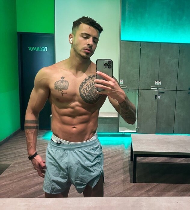 U390743492 (@u390743492), OnlyFans creator