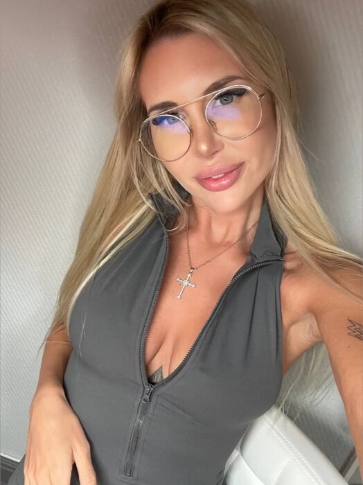 Urgirlelsa (@urgirlelsa), OnlyFans creator