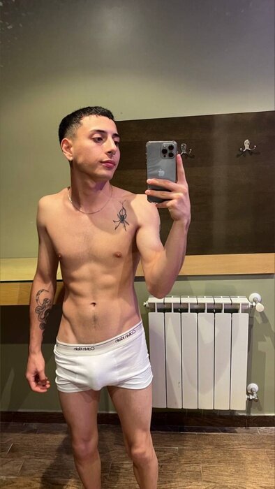 Urielayup0 (@urielayup0), OnlyFans creator
