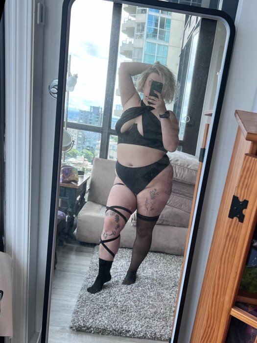 Urwitchygf (@urwitchygf), OnlyFans creator