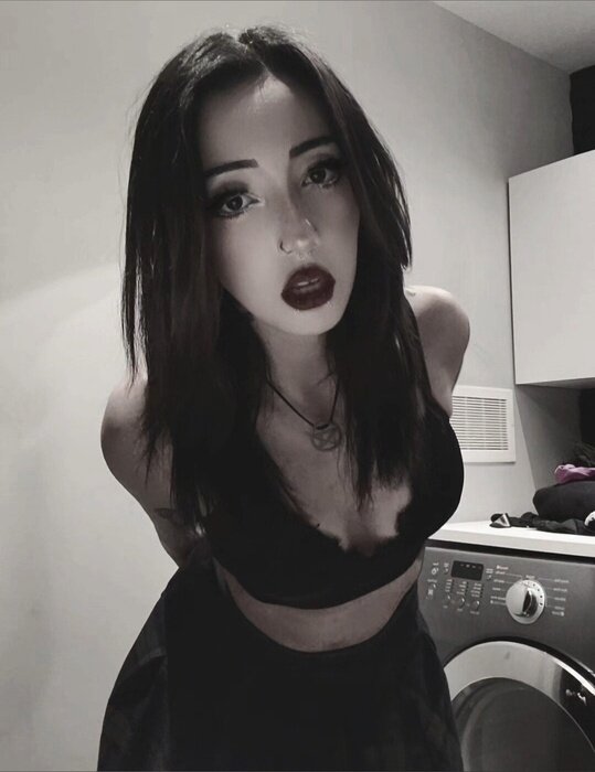 Leslie (@v4mp0ccult3), OnlyFans creator