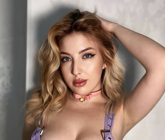 Vanessaroom8 (@vanessaroom8), OnlyFans creator