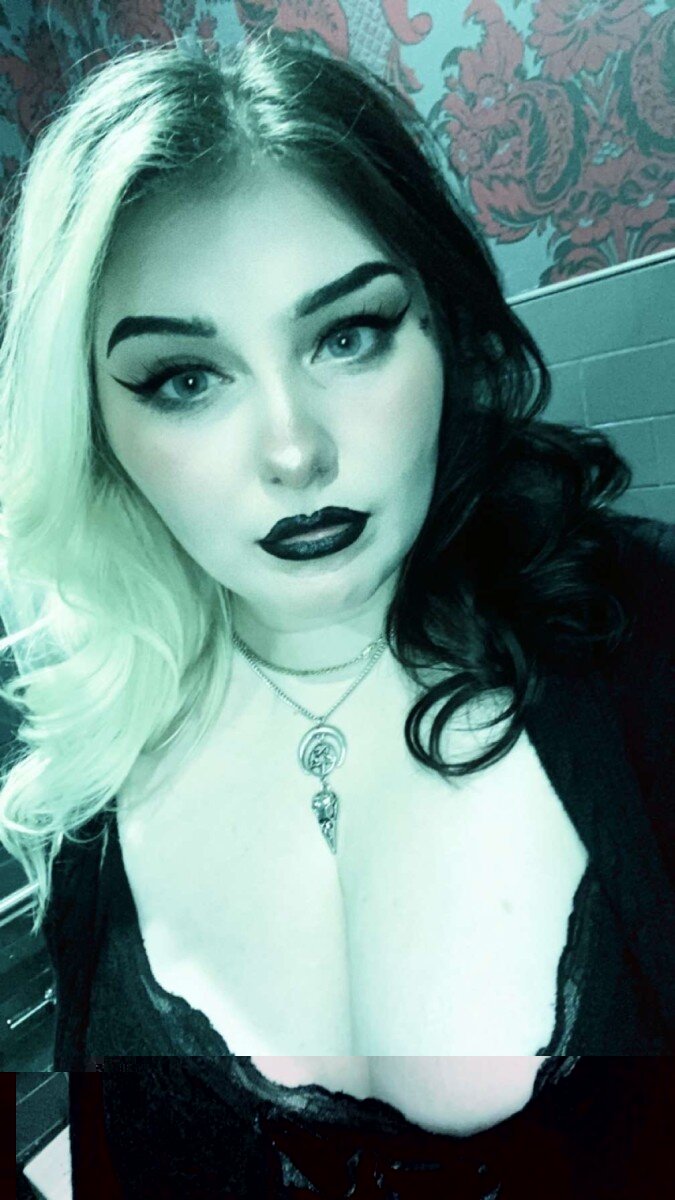 Velvetgothcouture (@velvetgothcouture), OnlyFans creator
