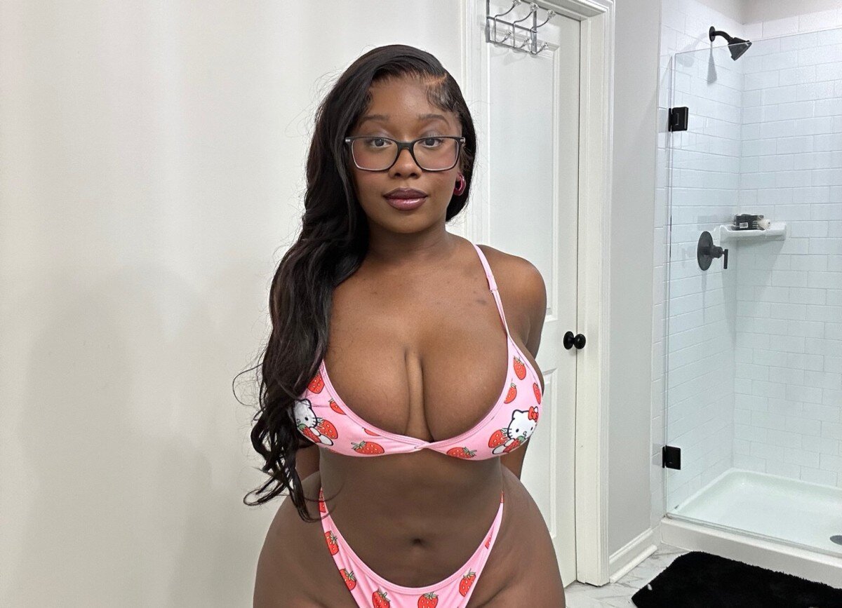 Vicky (@vickyhyugaa), OnlyFans creator