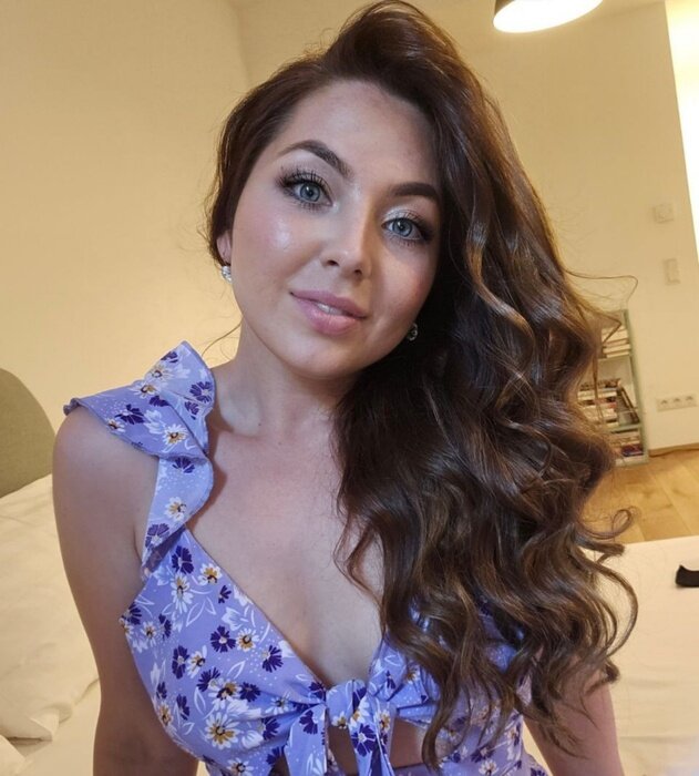 Vicky (@vickyneighbor), OnlyFans creator