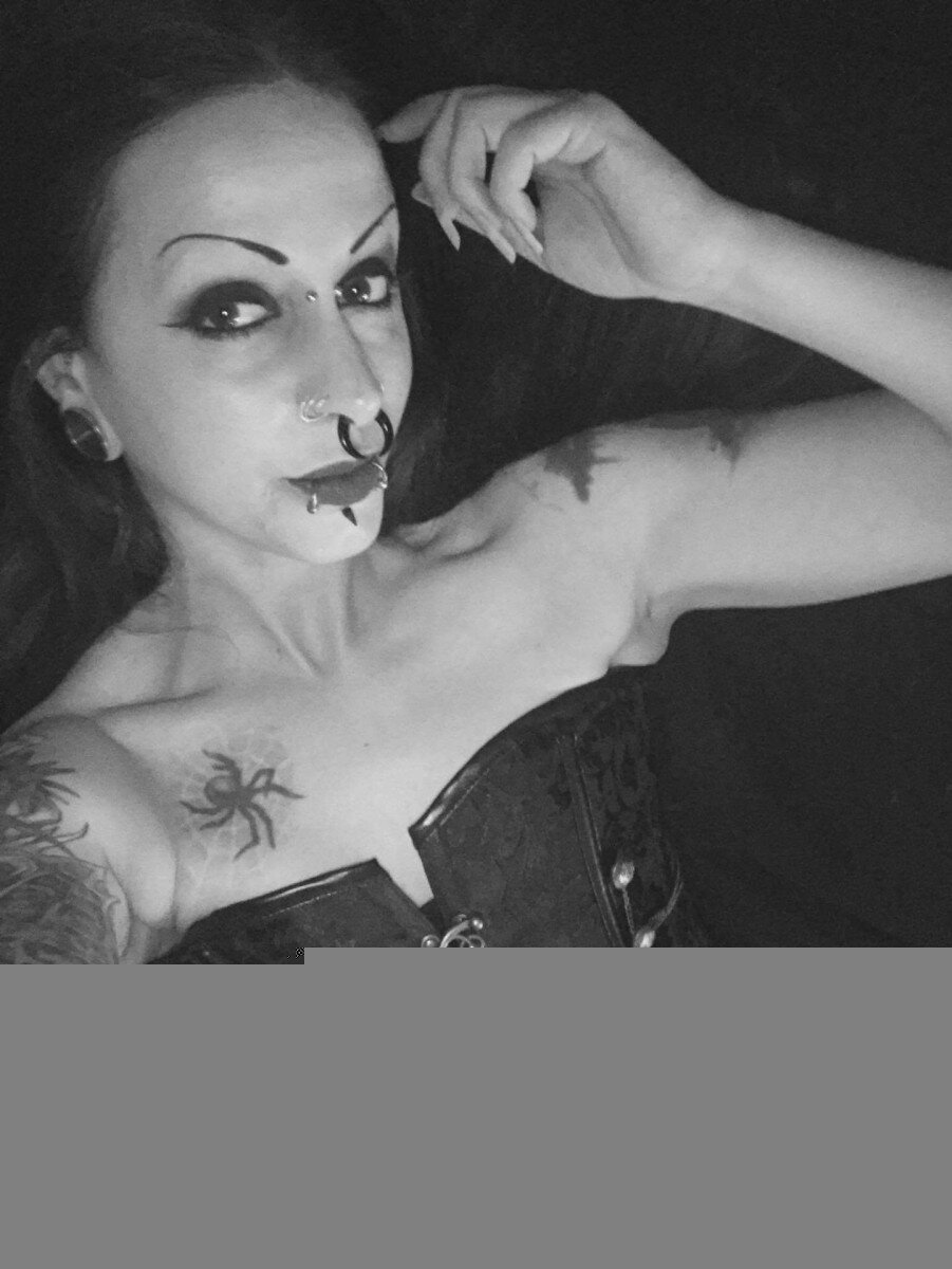 Vixenravenous (@vixenravenous), OnlyFans creator