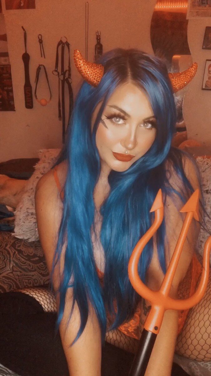 Weloveahoe (@weloveahoe), OnlyFans creator