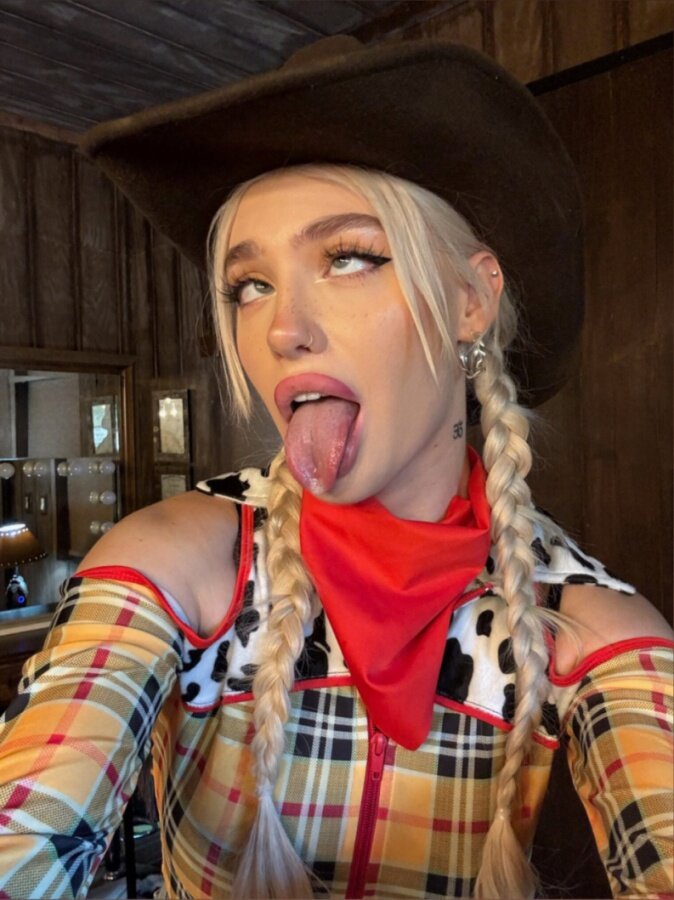 Whoisari1414 (@whoisari1414), OnlyFans creator