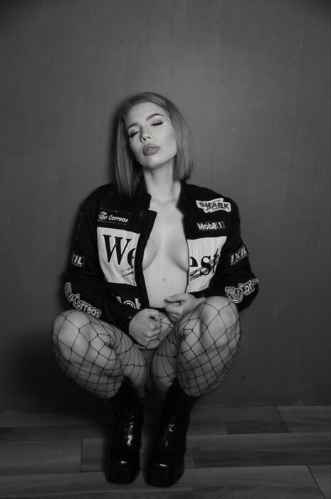 Xsimonebaddiex (@xsimonebaddiex), OnlyFans creator