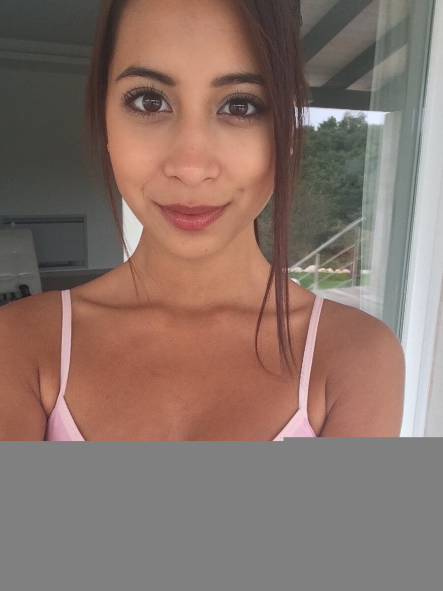 Paula (@xxxpaulashyxxx), OnlyFans creator