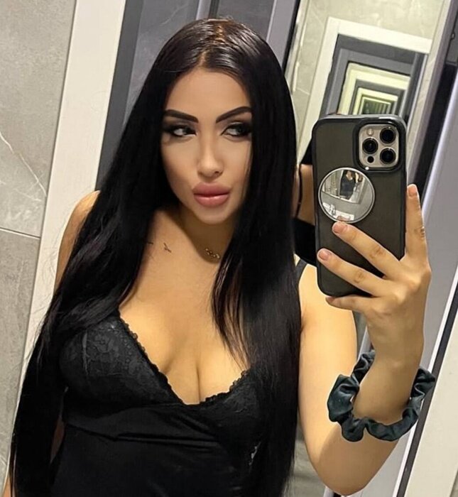 Yasmi (@yasmhi), OnlyFans creator