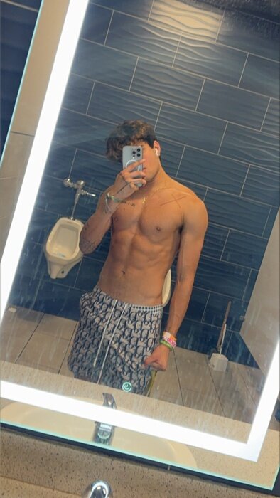 Yourfavvmexican (@yourfavvmexican), OnlyFans creator