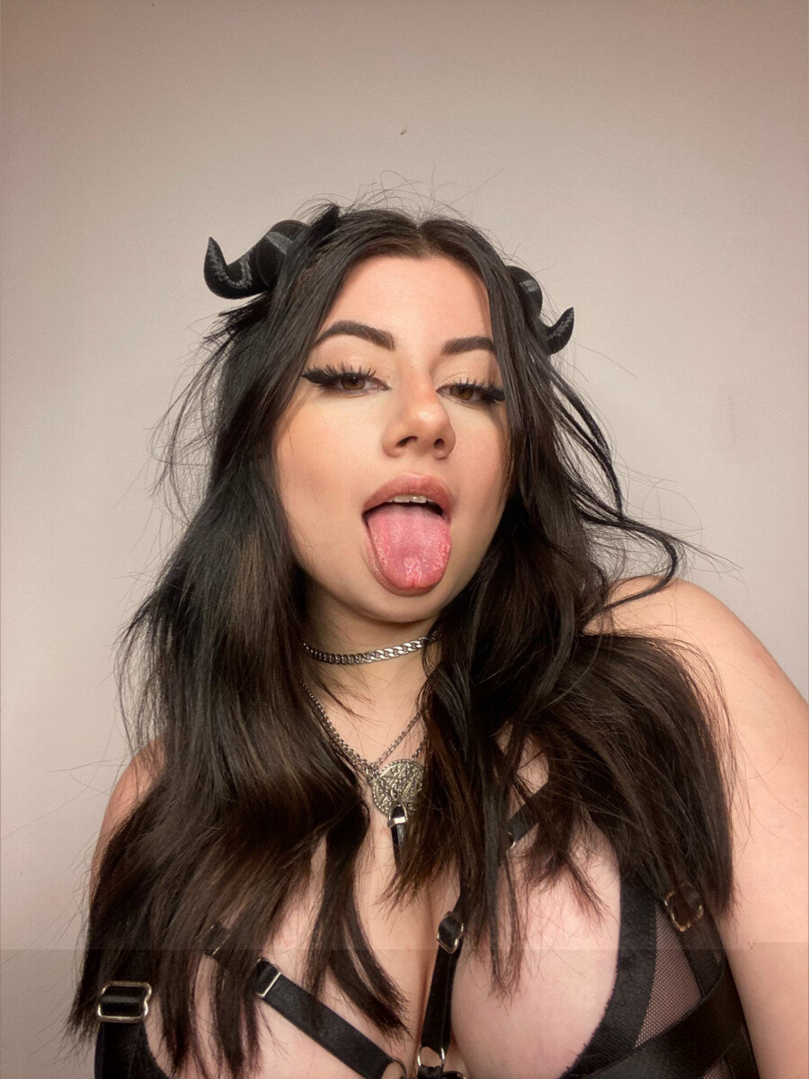 val (@yourgirlfriendval), OnlyFans creator