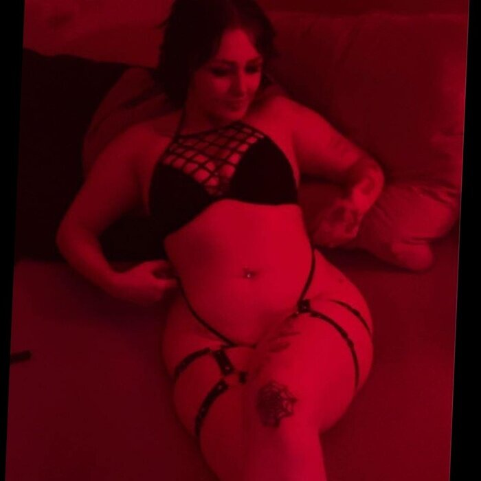Yourlilgothbitch69 (@yourlilgothbitch69), OnlyFans creator