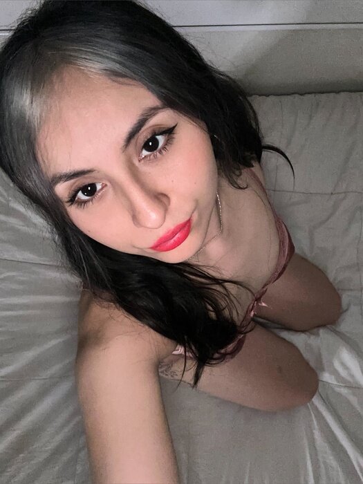 Yourlittledafne (@yourlittledafne), OnlyFans creator