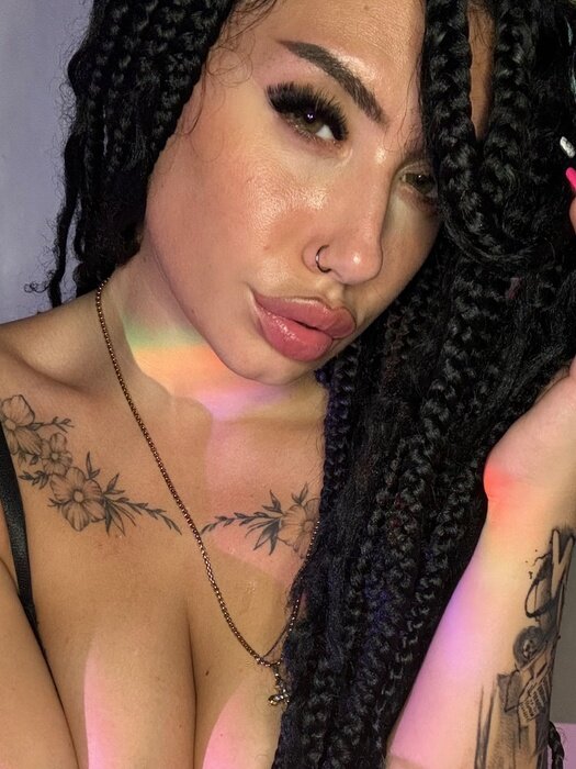 Yourmamialyx (@yourmamialyx), OnlyFans creator