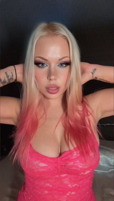 Yourpetiteblond (@yourpetiteblond), OnlyFans creator