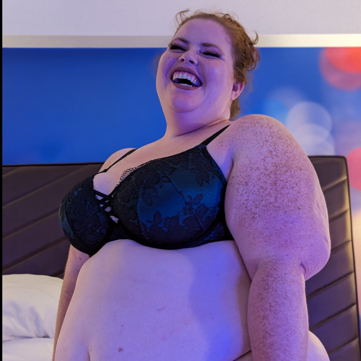Yourscarlettsyn (@yourscarlettsyn), OnlyFans creator