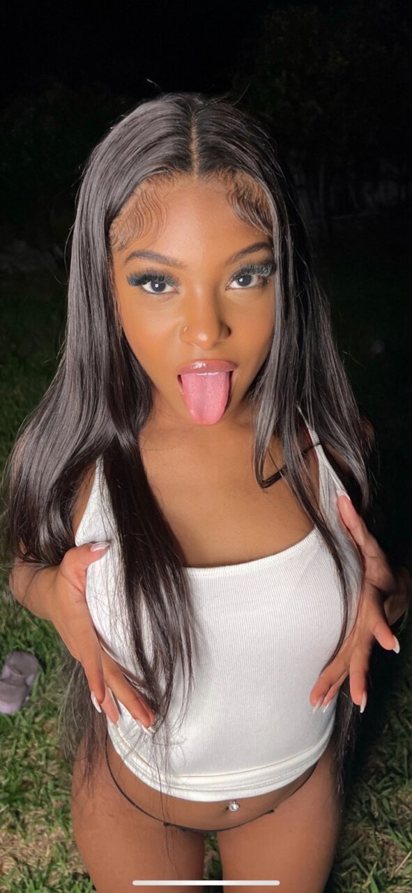 Youshouldeatastrawberry (@youshouldeatastrawberry), OnlyFans creator