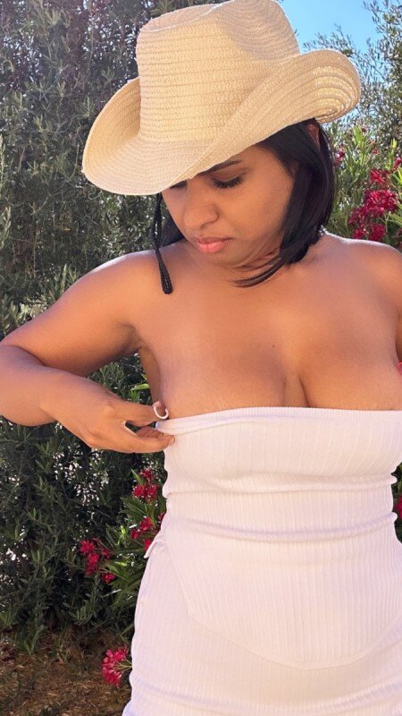 Zarapatelxx (@zarapatelxx), OnlyFans creator