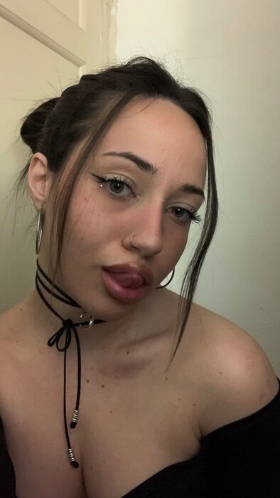 Zarapetit1 (@zarapetit1), OnlyFans creator