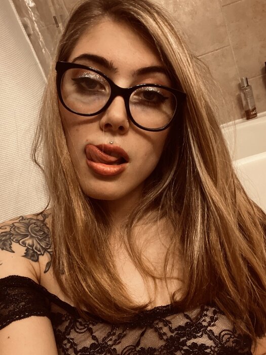 Zenarae (@zena_rae), OnlyFans creator