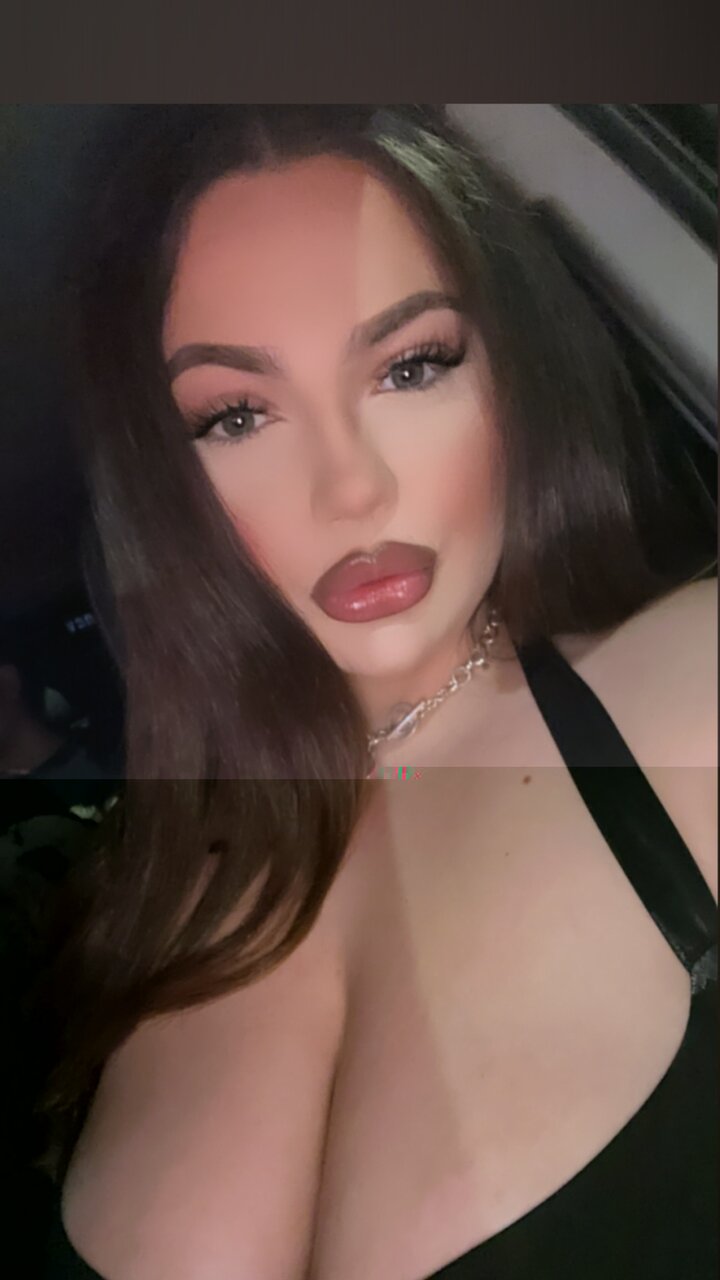 Zoeybankz (@zoeybankz), OnlyFans creator